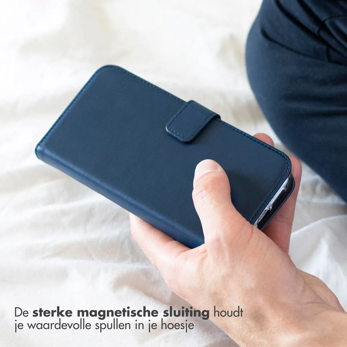 Selencia Hoesje iPhone 14 Echt Lederen Bookcase Blauw - 3 Pasjes