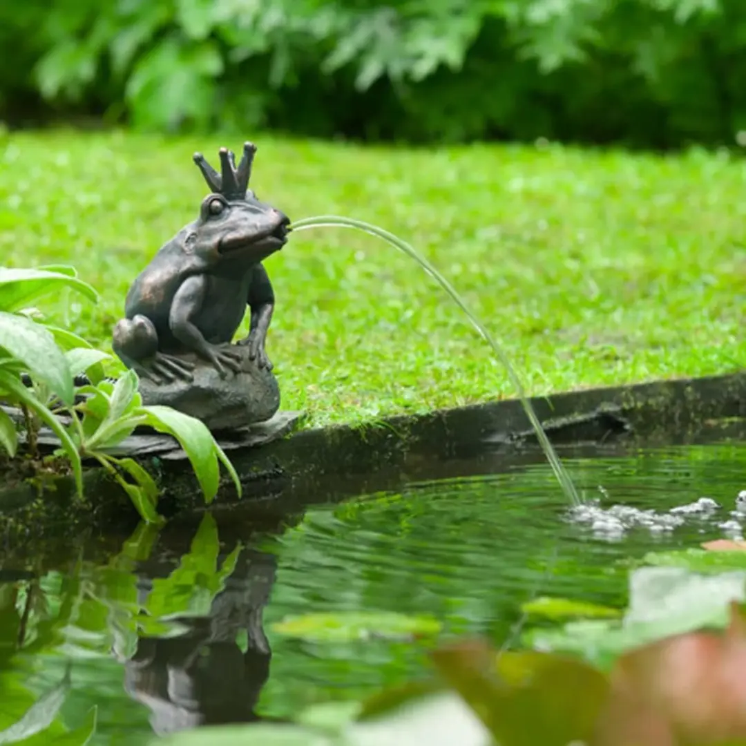 Ubbink Kikkerkoningin Spuitfiguur Waterornament - Brons - afbeelding 2 van 3