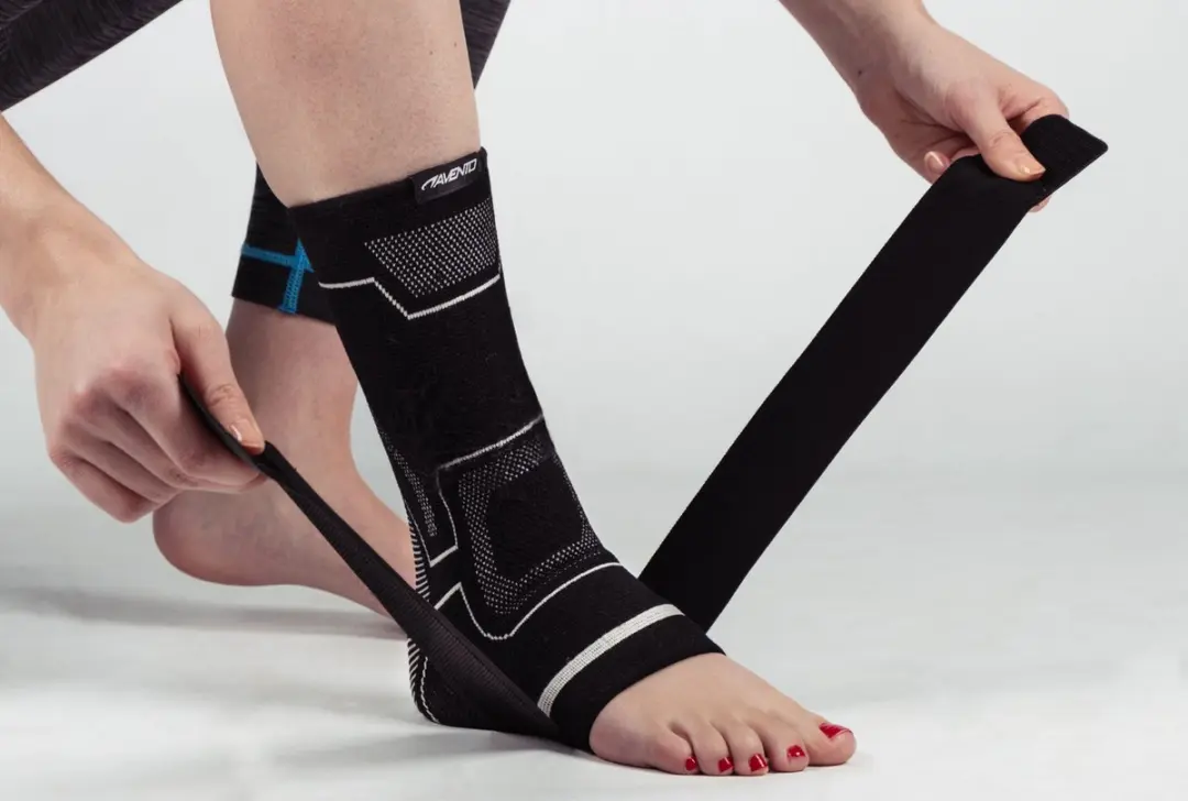 Avento Enkel Compressie Bandage L/XL - Zwart/Zilvergrijs