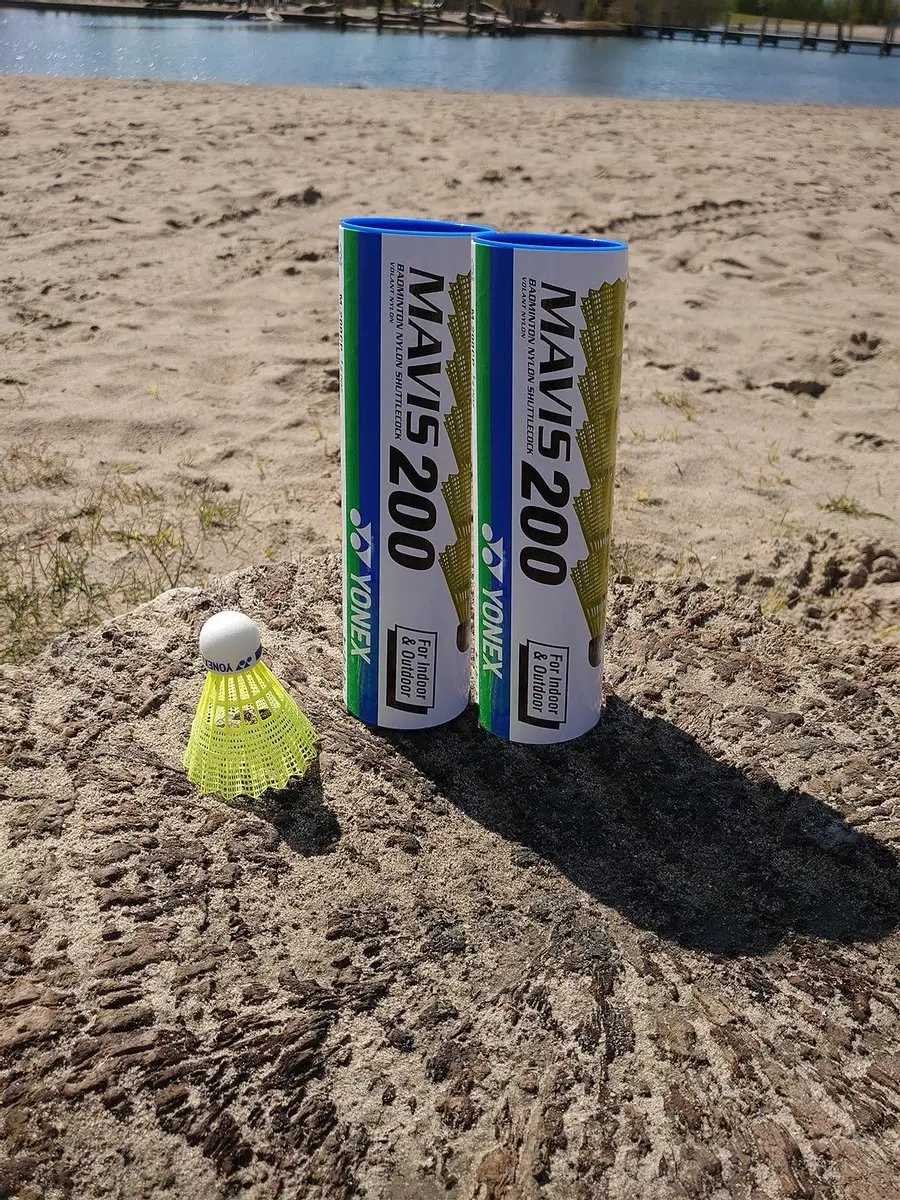 Yonex Mavis 200 outdoor badmintonshuttle