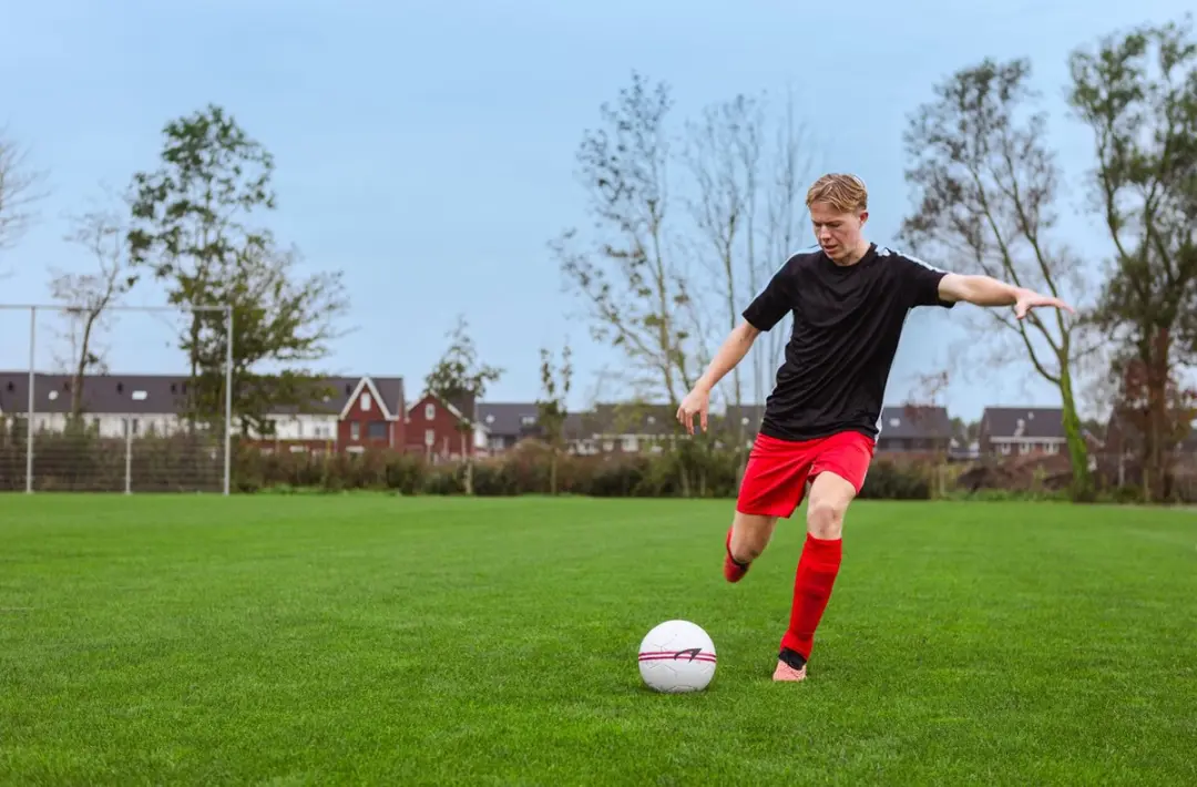 Avento Grid-Mark Voetbal Maat 5 - Wit/Rood/Zwart