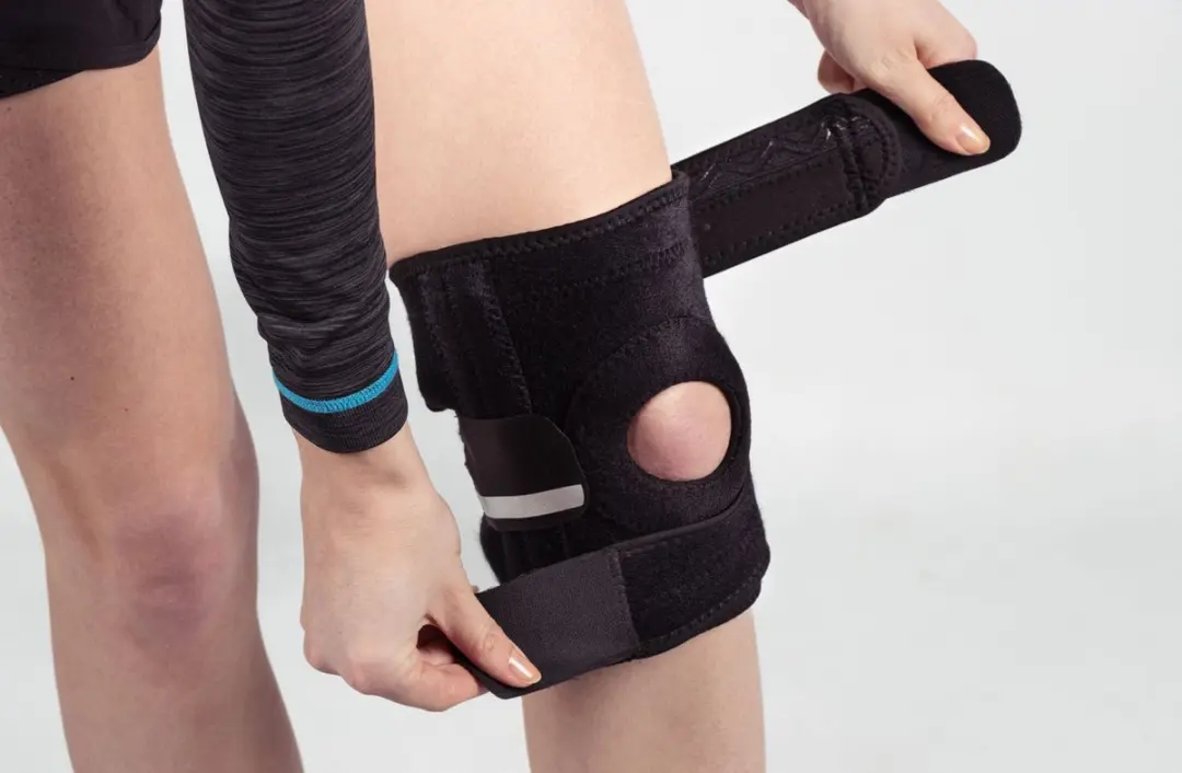 Avento Kniebandage - Verstelbaar - One Size - Zwart