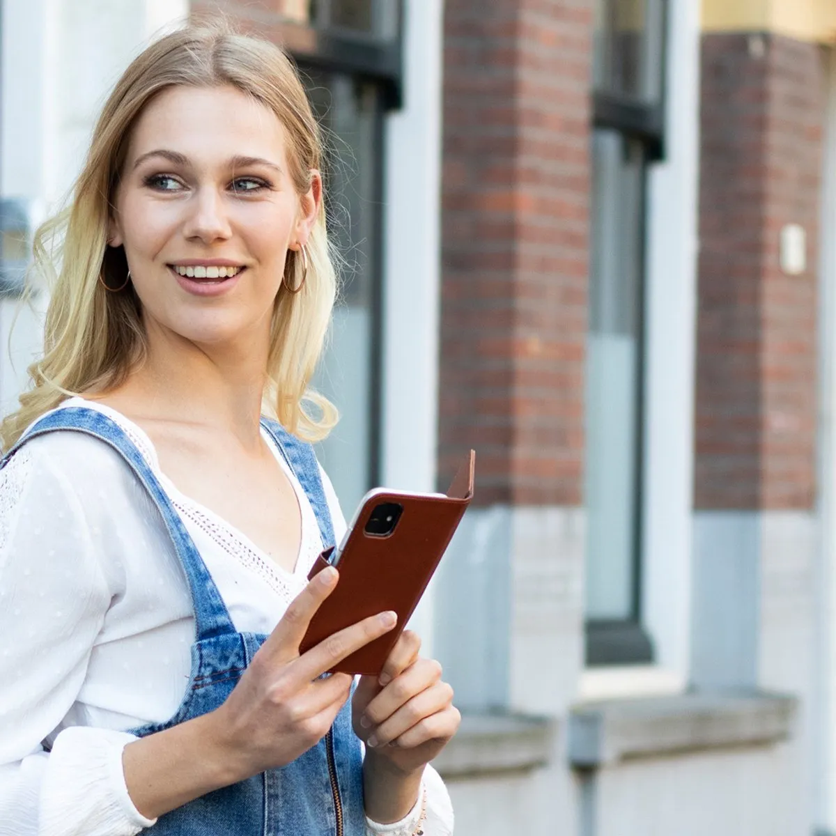 Selencia Hoesje iPhone XR - Echt Lederen Bookcase Lichtbruin - 3 Pasjes