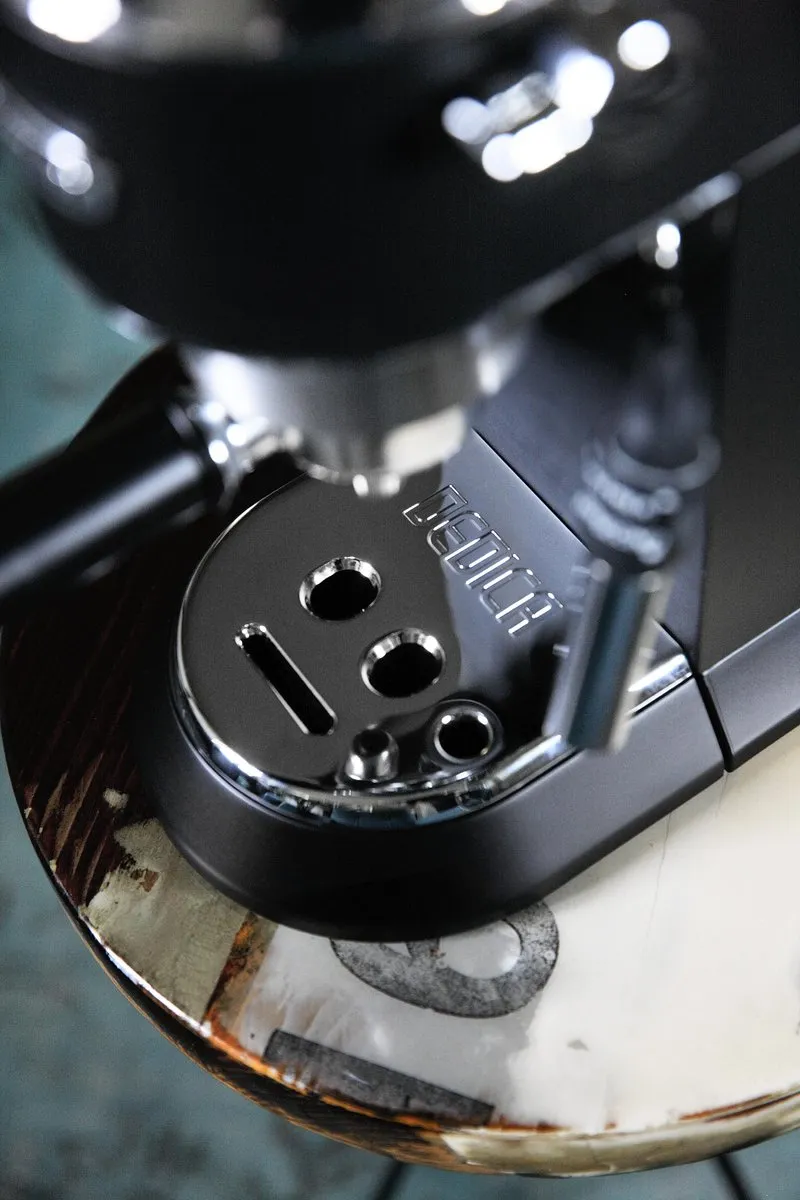 De'Longhi Dedica EC685.BK Pistonmachine - Zwart
