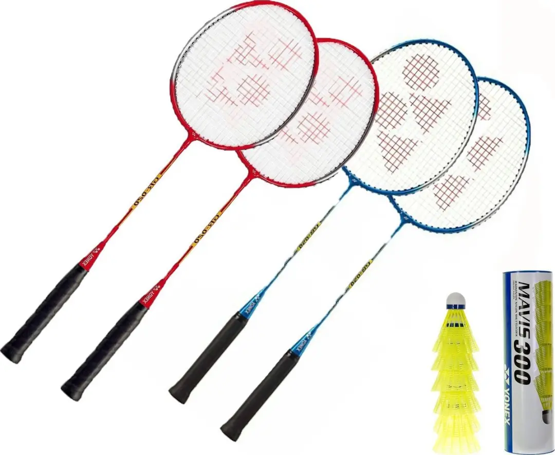 Yonex badminton groepspakket: 4 GR-020 badmintonrackets en 6 Mavis 300 yellow me