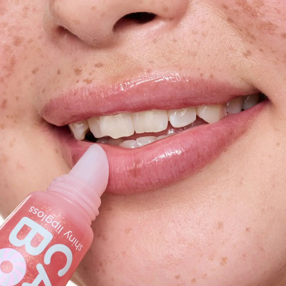essence CANDY BOMB shiny lipgloss 01