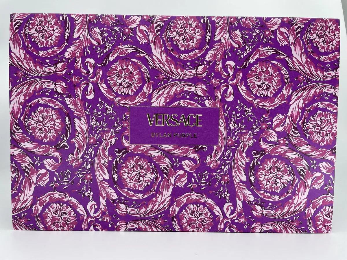 Versace Dylan Purple pour Femme Giftset - 100 ml eau de parfum spray + 5 ml eau de parfum tasspray + 100 ml showergel + 100 ml bodylotion - cadeauset voor dames