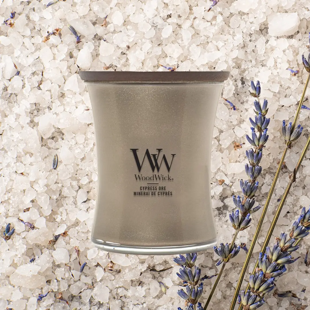 Woodwick Cypress Ore Geurkaars - Medium - Nikkel