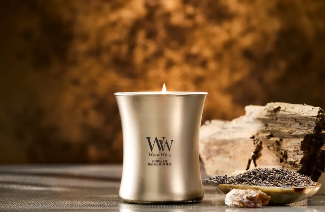 Woodwick Cypress Ore Geurkaars - Medium - Nikkel