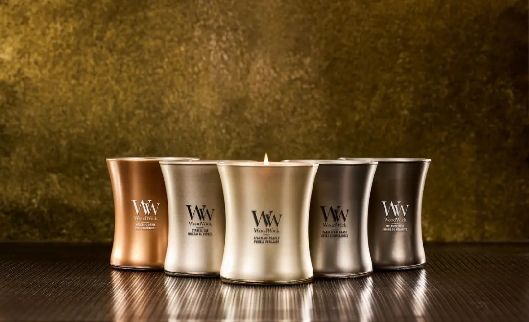 Woodwick Cypress Ore Geurkaars - Medium - Nikkel