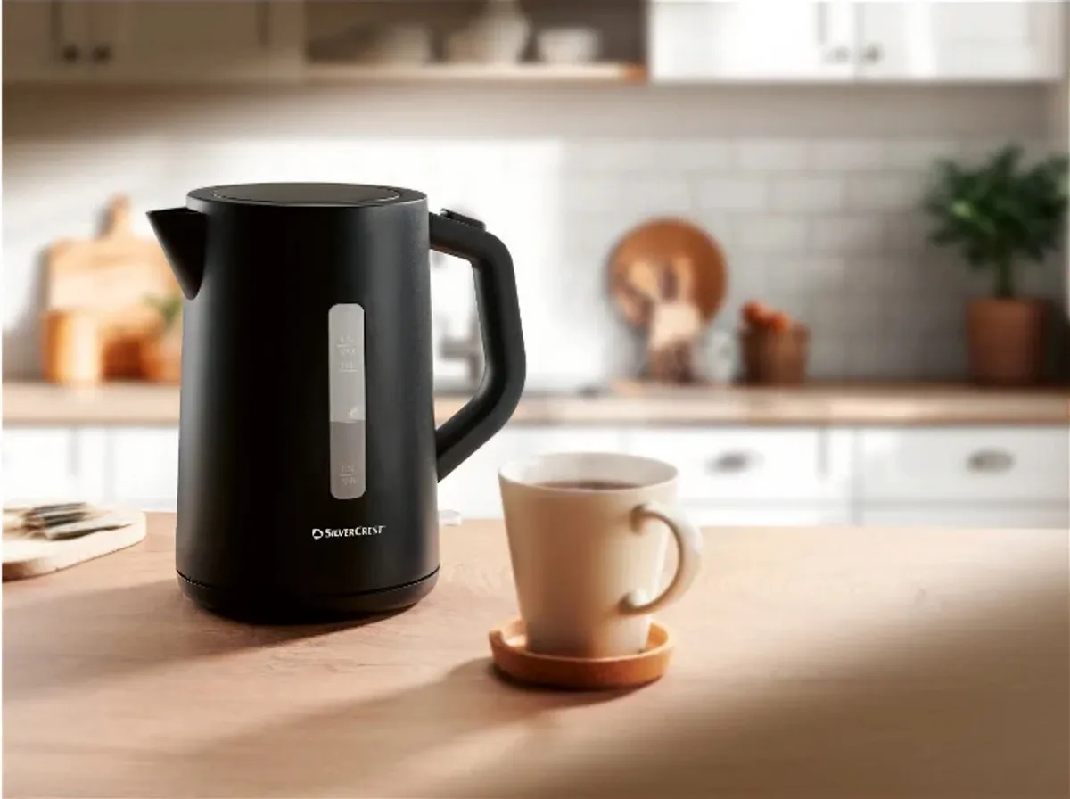SILVERCREST® Waterkoker 1,7 L - Materiaal: BPA vrij kunststof - Vermogen: 3000 W - 1 l water in ca. 2:37 min. - 360° draaibaar - Uitneembaar en afwasbaar kalkfilter - Waterstandaanwijzing - Zwart