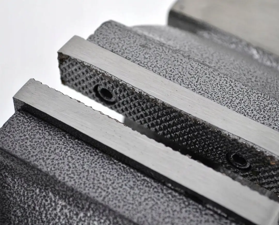 AWTOOLS Draaibare Bankschroef Imadlo 125mm - Zwaar Gietijzer