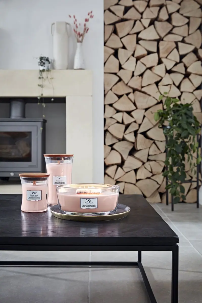 Woodwick Hourglass Geurkaars - Pressed Blooms & Patchouli 60 uur - Roze
