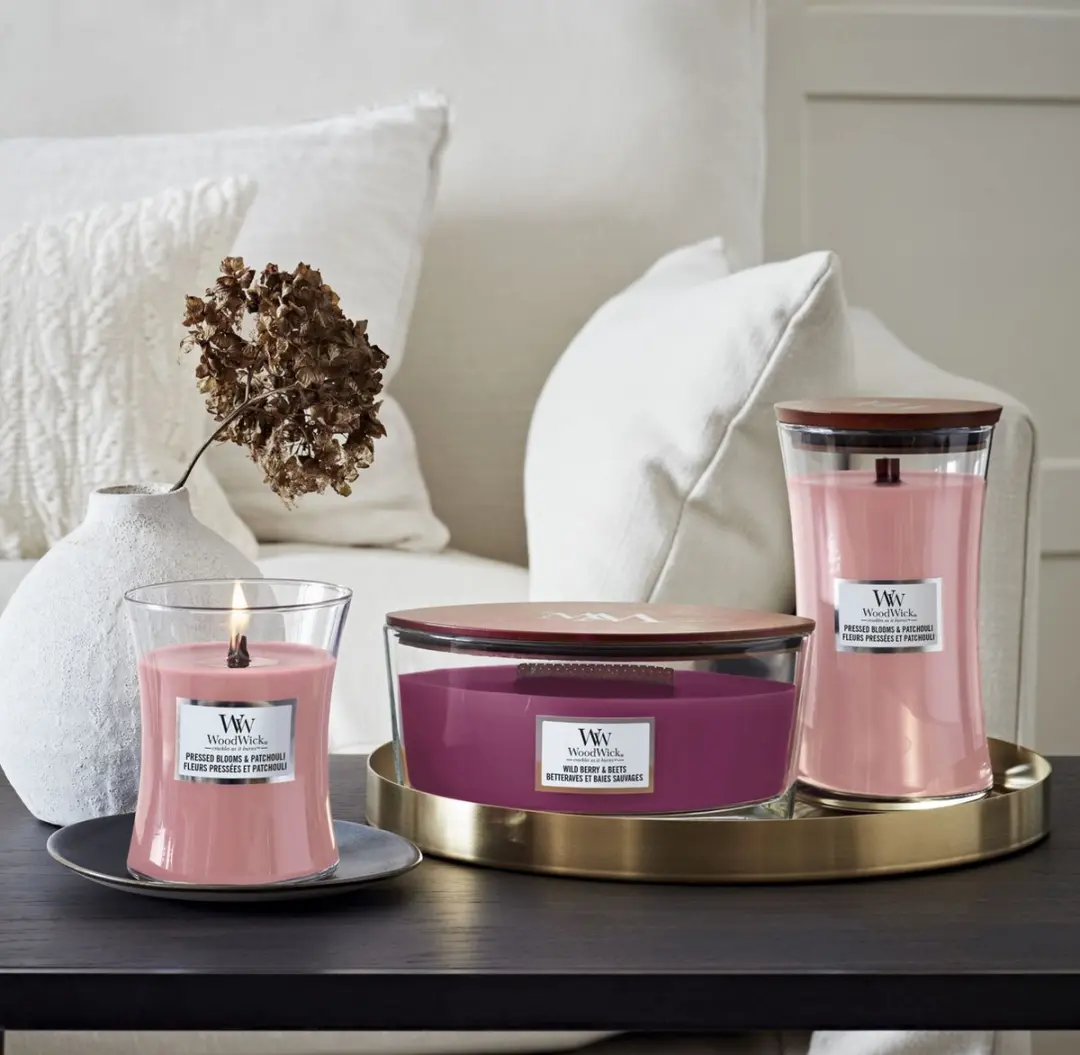 Woodwick Hourglass Geurkaars - Pressed Blooms & Patchouli 60 uur - Roze