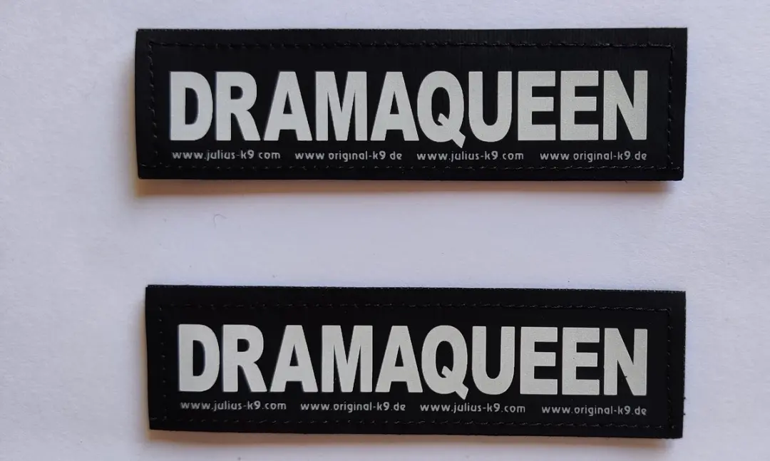 Julius K9 Dramequeen Tekstlabel - S - 3x11cm - Zwart/Grijs