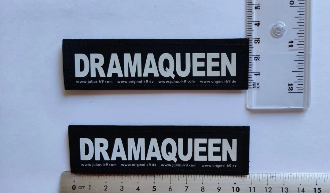 Julius K9 Dramequeen Tekstlabel - S - 3x11cm - Zwart/Grijs