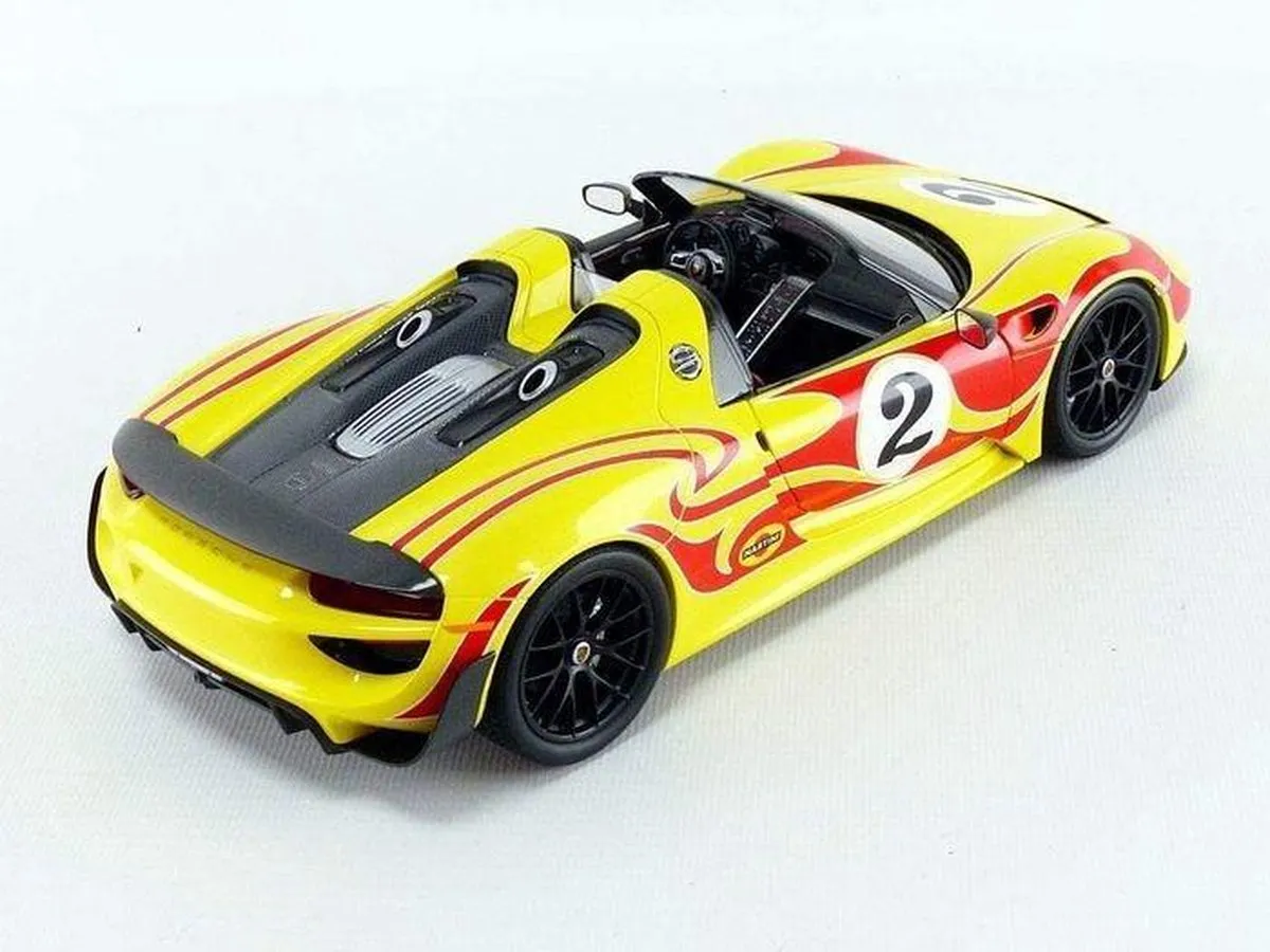 Porsche 918 Spyder Weissach Package 2015 - 1:18 Schaalmodel