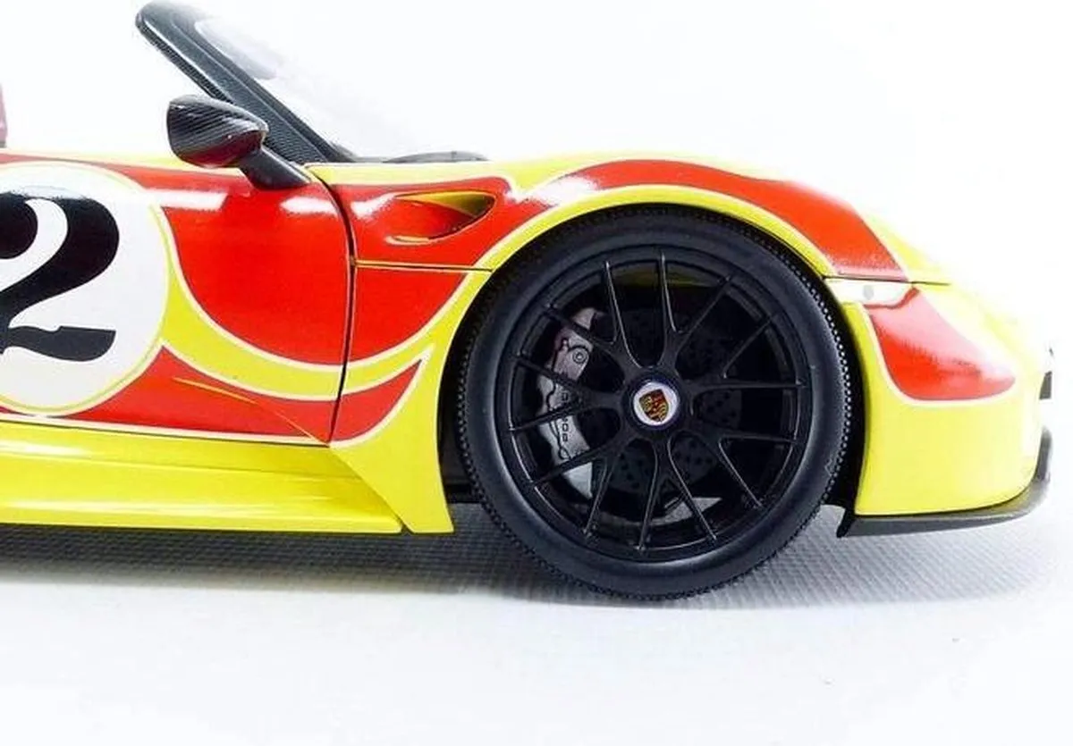 Porsche 918 Spyder Weissach Package 2015 - 1:18 Schaalmodel