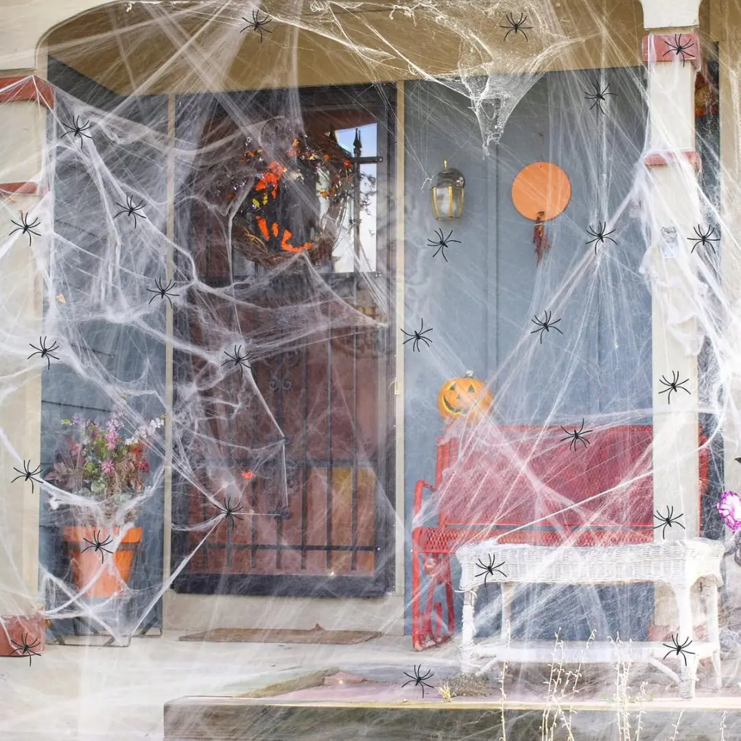 Halloween spinnenwebdecoratie met spinnen