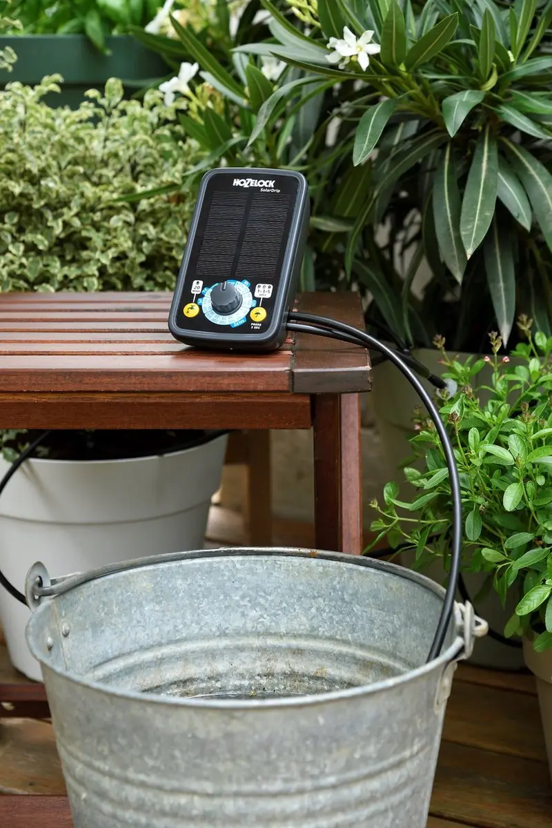Hozelock Solar Drip Watering Kit - 2 Uitgangen - afbeelding 6 van 6