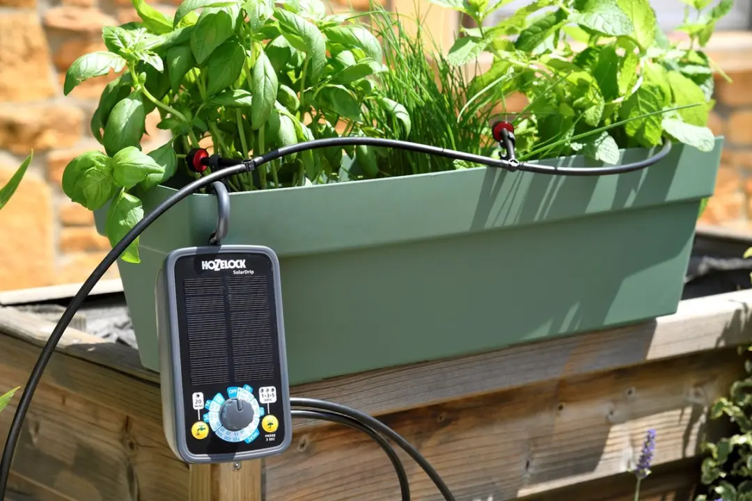 Hozelock Solar Drip Watering Kit - 2 Uitgangen - afbeelding 3 van 6