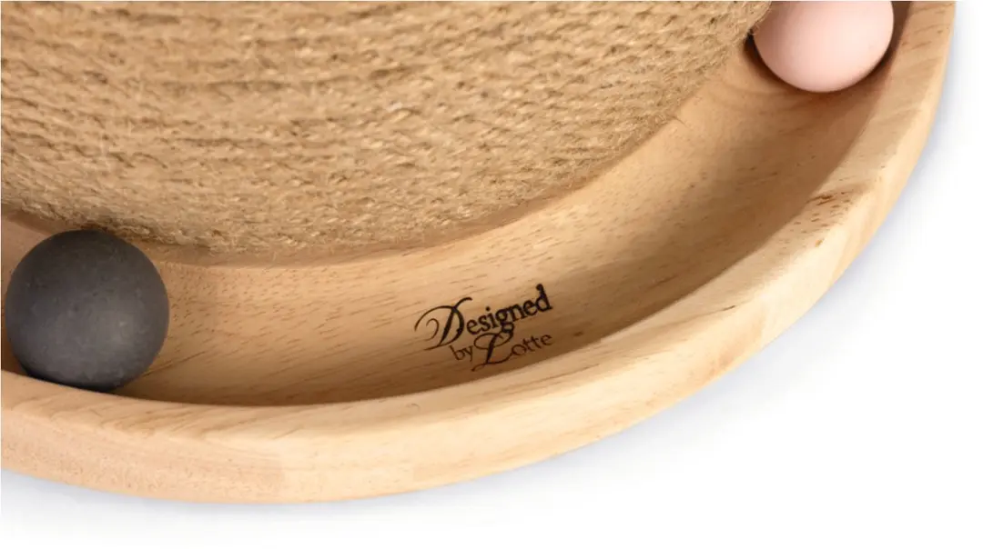 Designed by Lotte Krab- en Speelbol Mila Kattenspeelgoed - Hout - Bruin