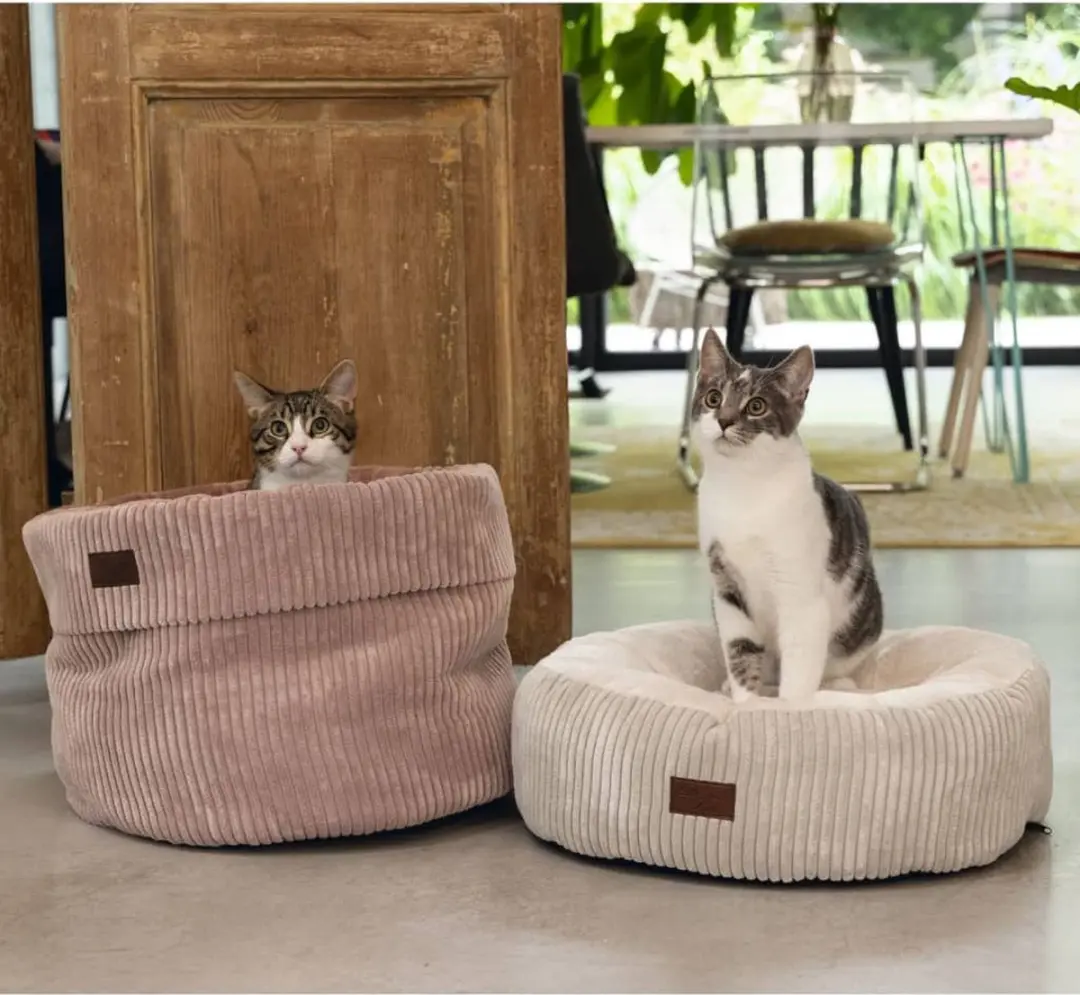 Designed by Lotte Ligmand Ribbed Kattenmand Roze - 50x50x17cm