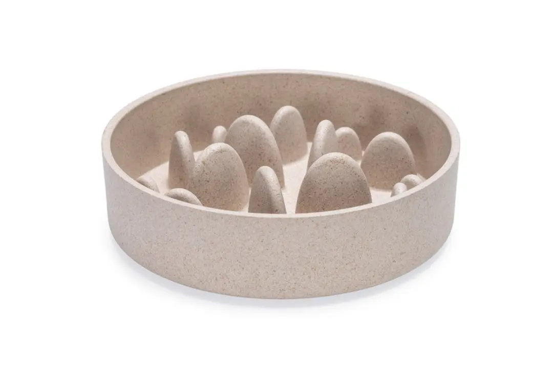 Designed by Lotte Pom Antischrokbak Hond - 800ml - Beige