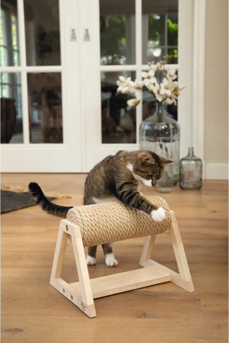 Designed by Lotte Yves Krabpaal Hout - 36x29,5x28cm - Bruin