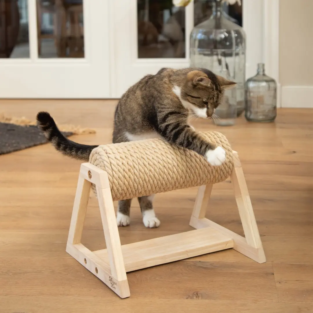 Designed by Lotte Yves Krabpaal Hout - 36x29,5x28cm - Bruin