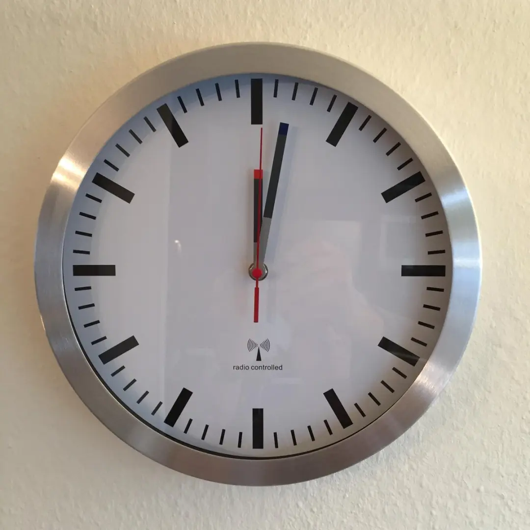 TFA Dostmann Wandklok 60.3528.02 - Zendergestuurd Aluminium - 30cm Leer - afbeelding 3 van 6