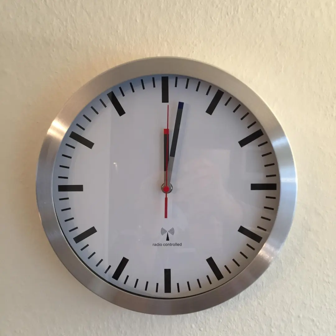 TFA Dostmann Wandklok 60.3528.02 - Zendergestuurd Aluminium - 30cm Leer - afbeelding 5 van 6