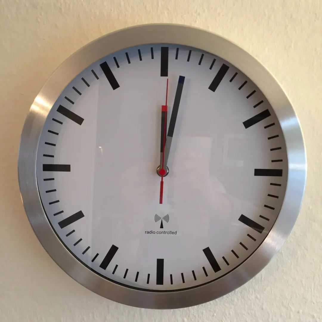 TFA Dostmann Wandklok 60.3528.02 - Zendergestuurd Aluminium - 30cm Leer - afbeelding 6 van 6