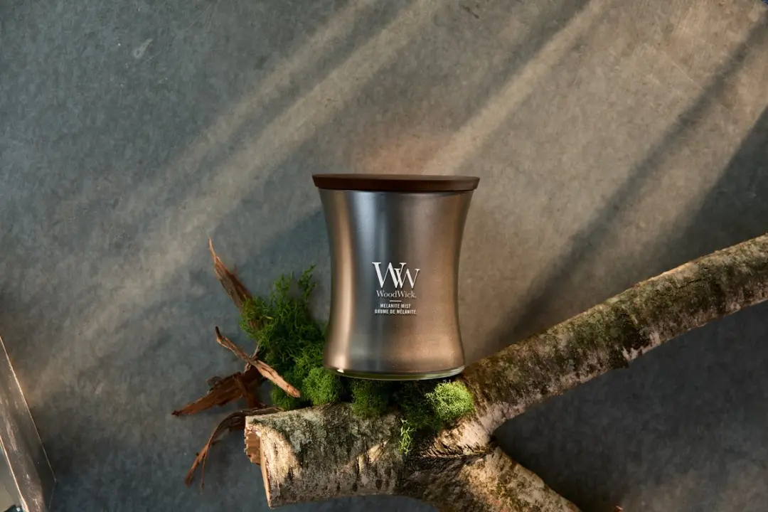 Woodwick Precious Metals Melanite Mist Geurkaars - 60 uur - Antraciet