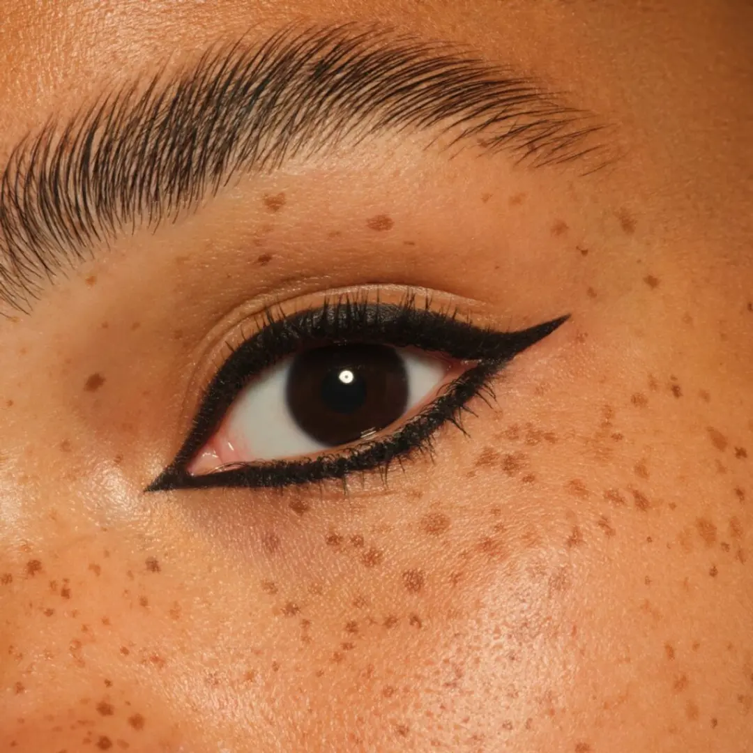 Essence Lash Princess Party Oogpotlood - 01 Deep Black Waterproof - afbeelding 3 van 6