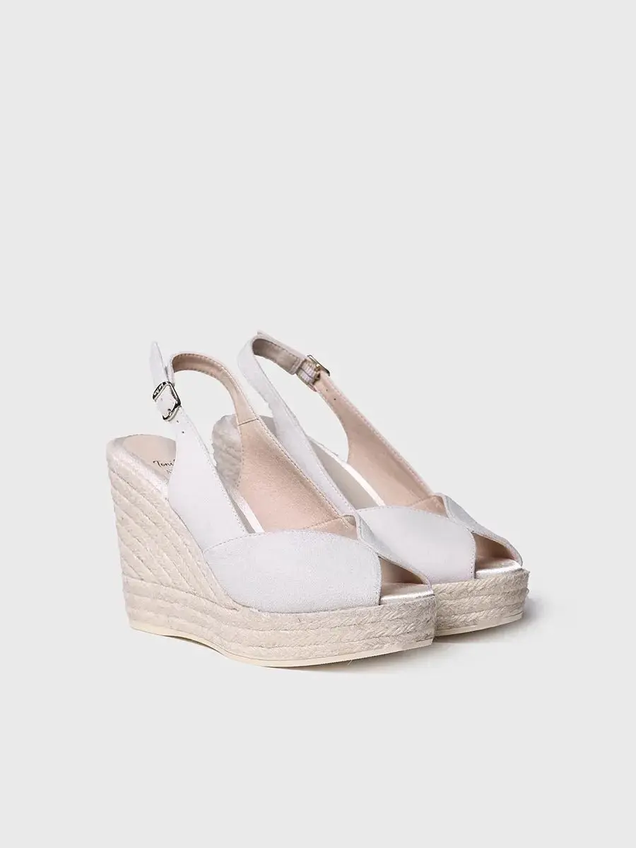 Witte suède espadrilles met sleehak voor bruiden
