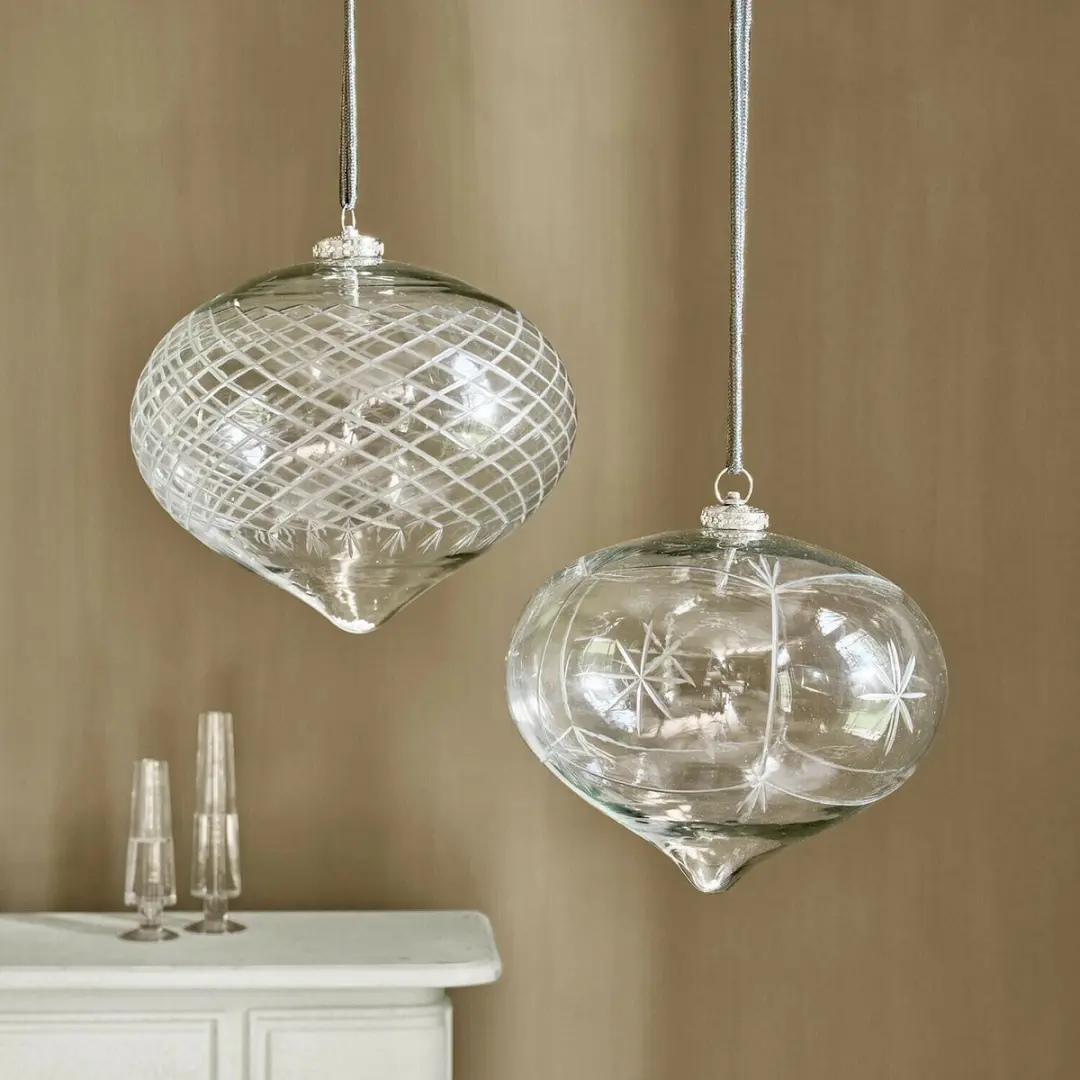 Loberon Kerstversiering Péralise Heldere Bol - Ø35cm - 2 Stuks - afbeelding 4 van 6
