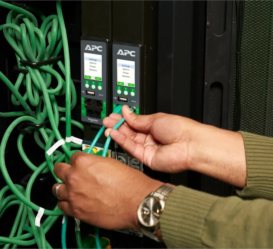 APC APDU10150SW Switched Stekkerdoos 40x C13/C15 - 32A 230V - afbeelding 3 van 6