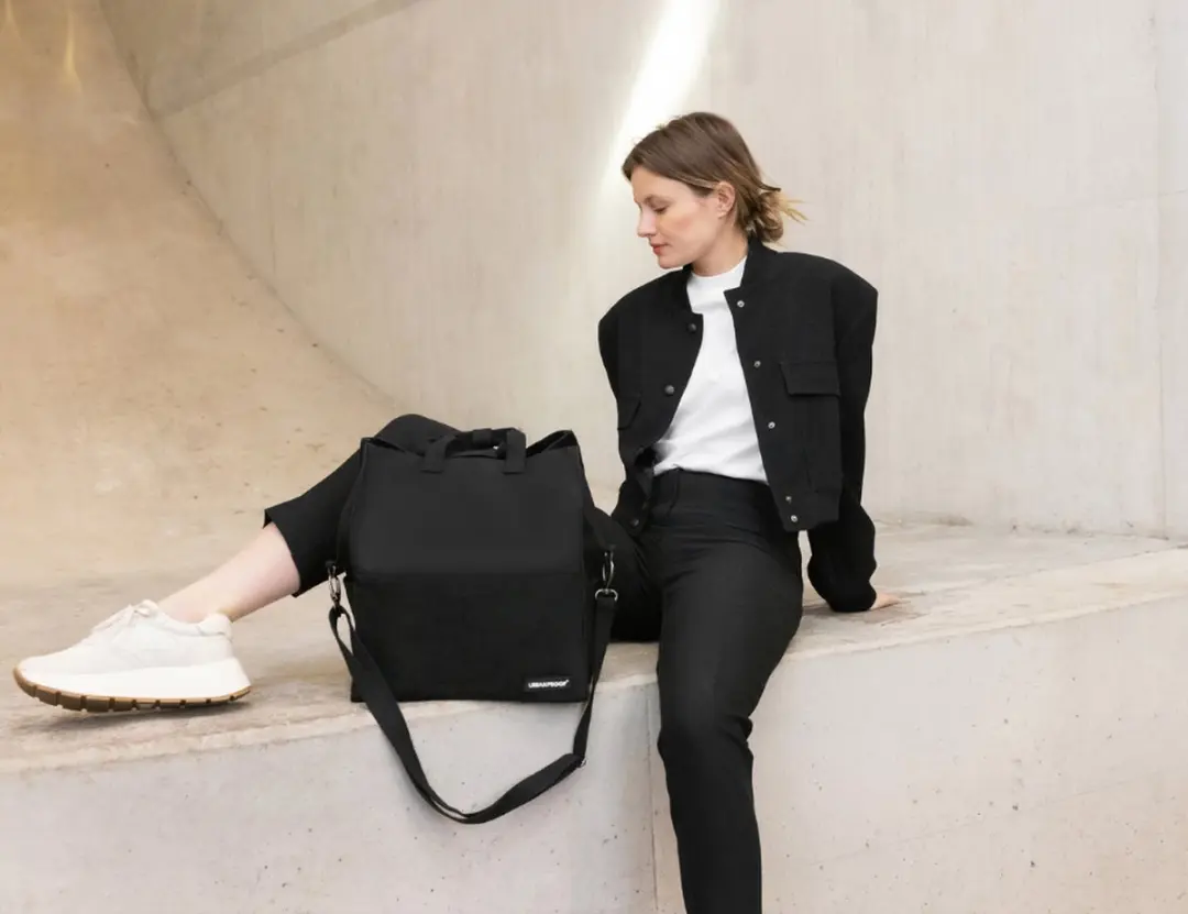 URBAN PROOF City Tote Bag Gerecycled 22L - Zwart - afbeelding 6 van 6