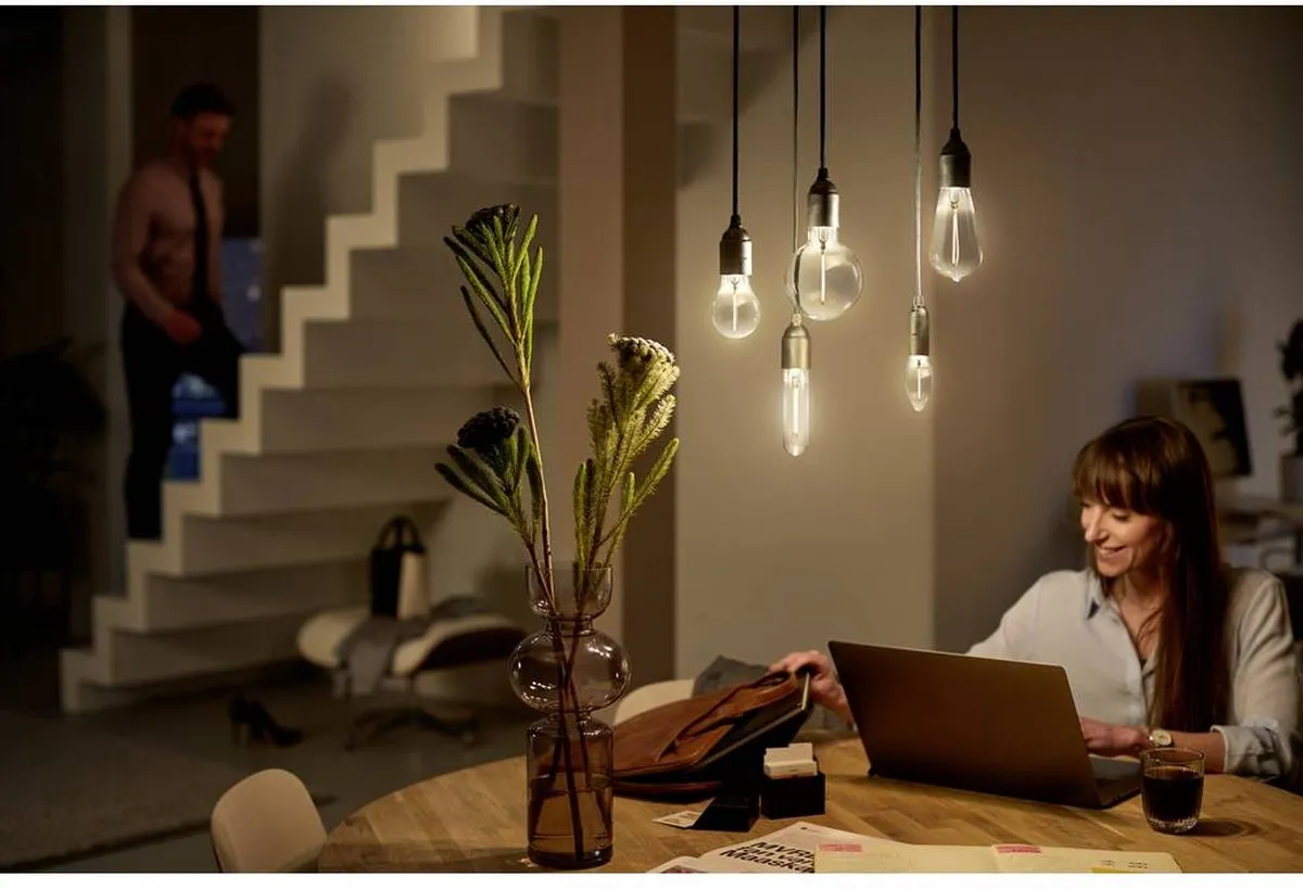 Philips Modern LED E27 Flame 11W - Warm wit - Helder glas