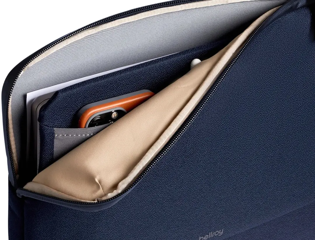 Bellroy Caddy Sleeve MacBook Pro/Air 15/16 DLCB-NAV-227 - Blauw - afbeelding 4 van 6