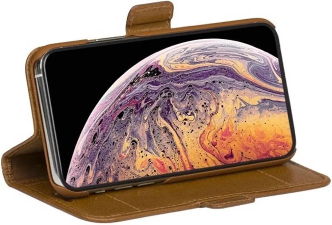 dbramante1928 iPhone 12/12 Pro Boekenkasthoesje - Effen Cognac