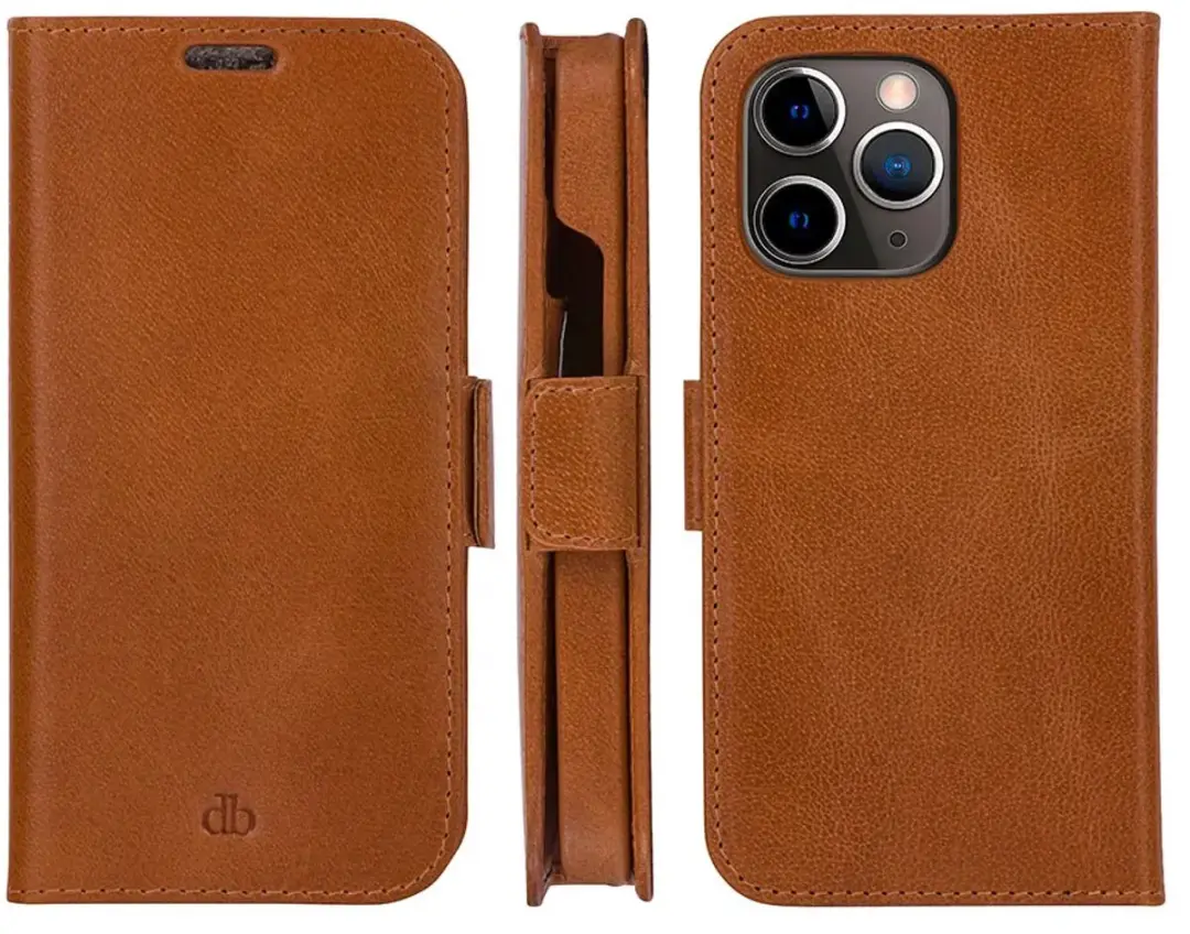 dbramante1928 iPhone 13 Pro Max Boekplankhoesje - Effen Cognac Leder - 4 Pasjes