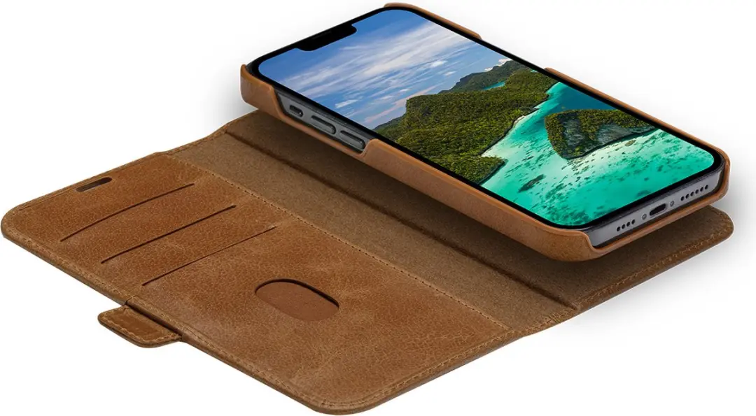 dbramante1928 iPhone 14 Plus Boekhoesje - Effen Cognac - 4 Pasjes