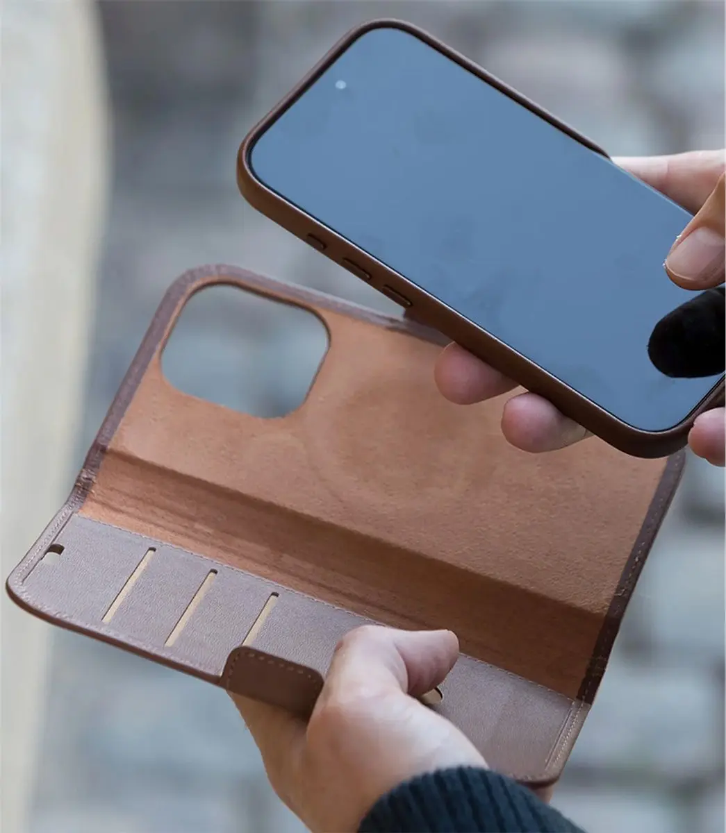 dbramante1928 Bookcase Hoesje iPhone 16e - Cognac - 4 Pasjes - Magnetisch