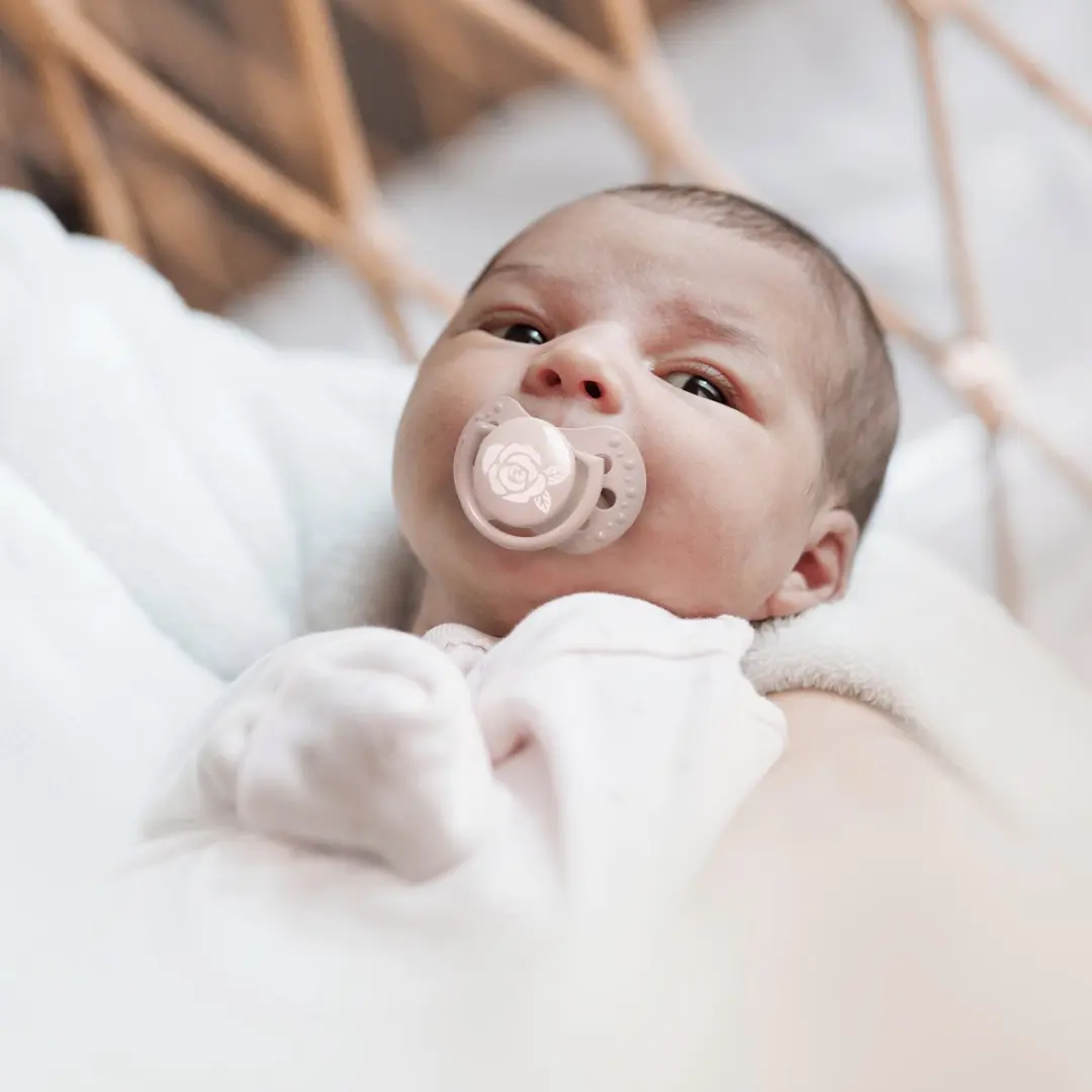 Difrax LOVI Fopspeen Dynamisch Newborn - 2 Stuks - Lichtroze & Glow in the Dark - afbeelding 5 van 6