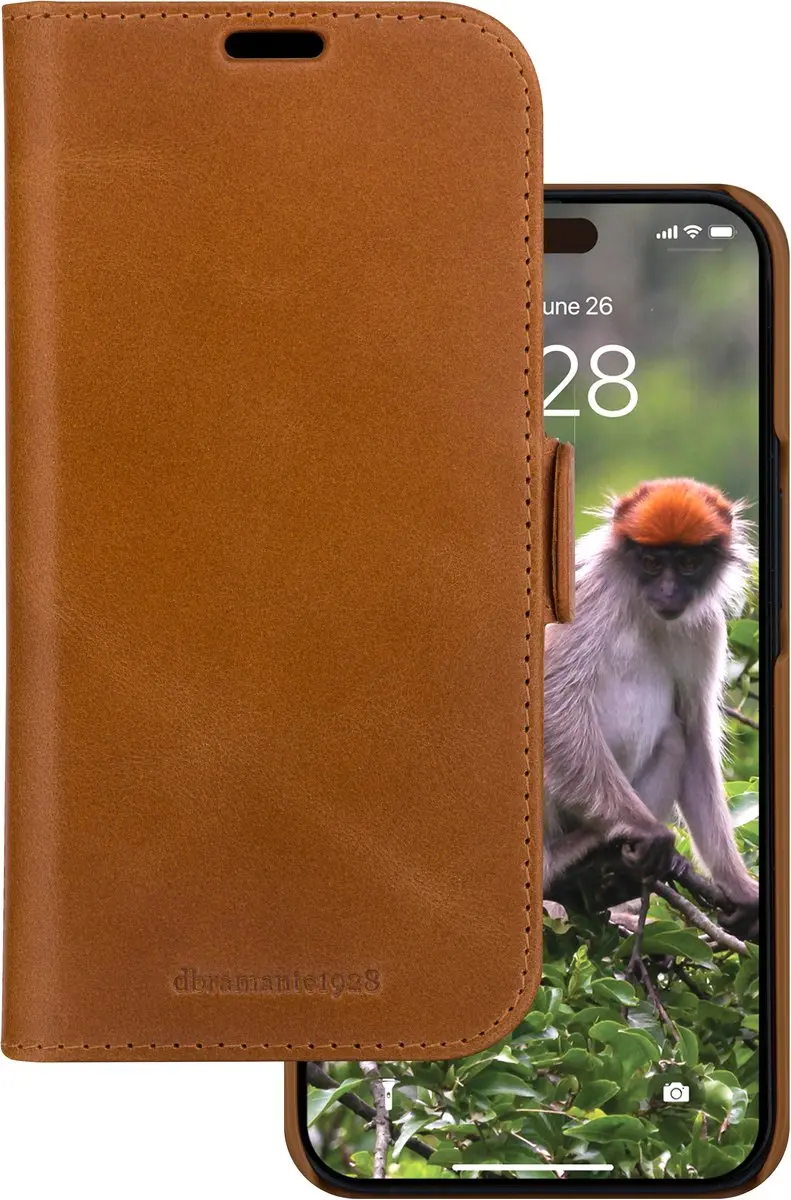 dbramante1928 iPhone 15 Plus Boekhoesje - Effen Cognac Leder - 4 Pasjes