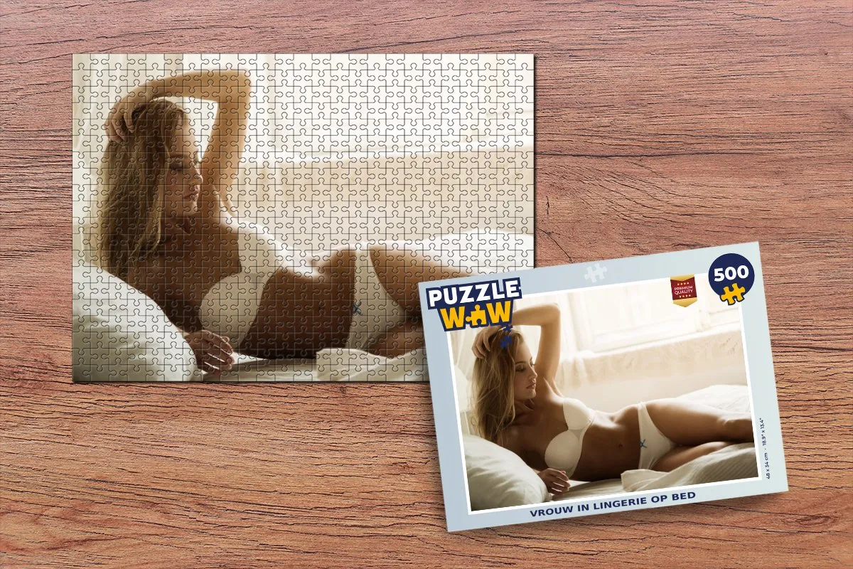 PuzzleWow Legpuzzel Vrouw in lingerie op bed 500 Stuks - Multicolor