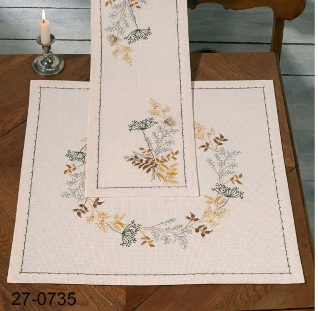Borduurpakket tafelkleed herfstbloemen 55x55 cm met telpatroon van Permin
