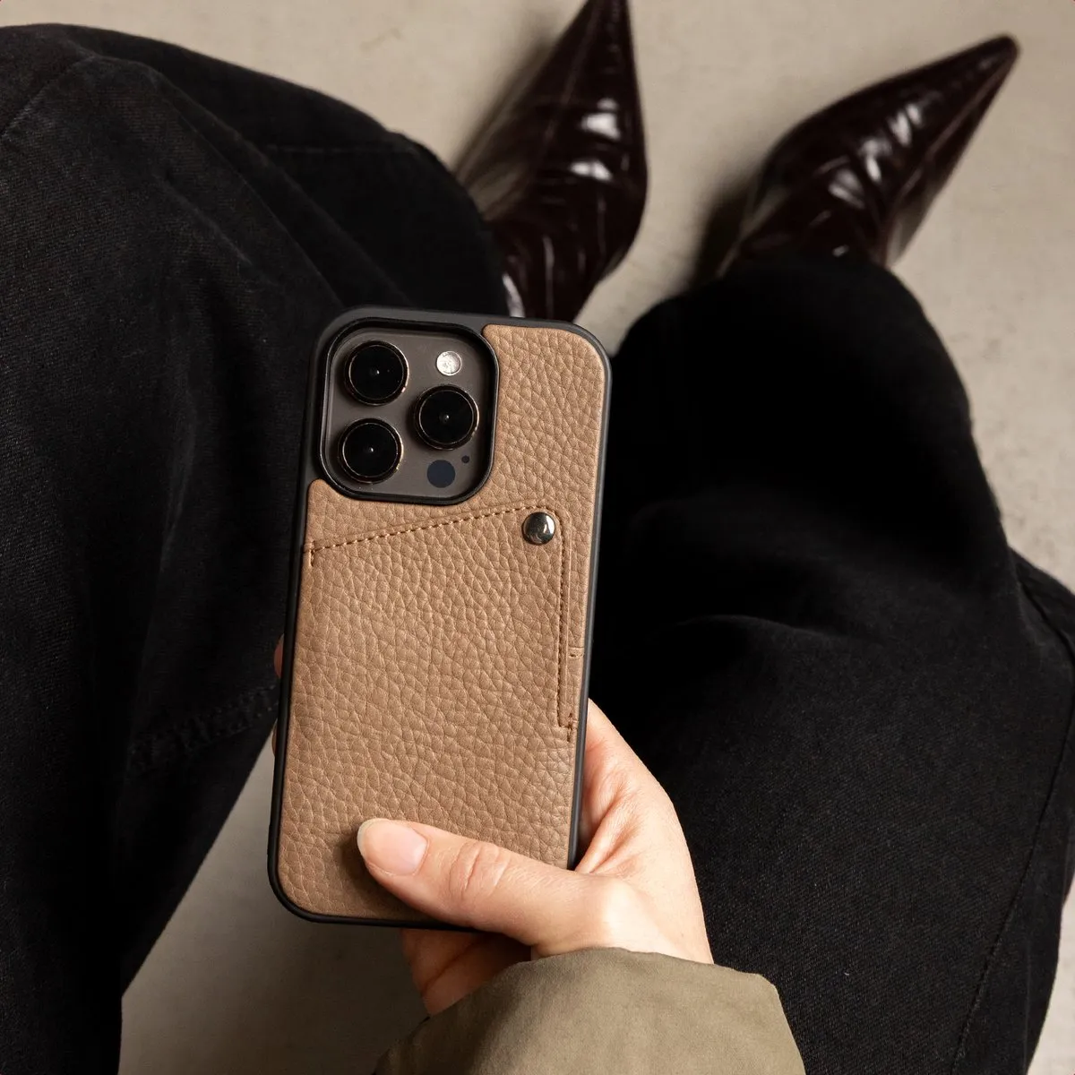 Selencia Hoesje iPhone 17 Pro - Backcover Mocha Brown - 2 Pasjes